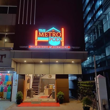 The Metro Pod - Backpackers A/C Dormitory Kochi Extérieur photo