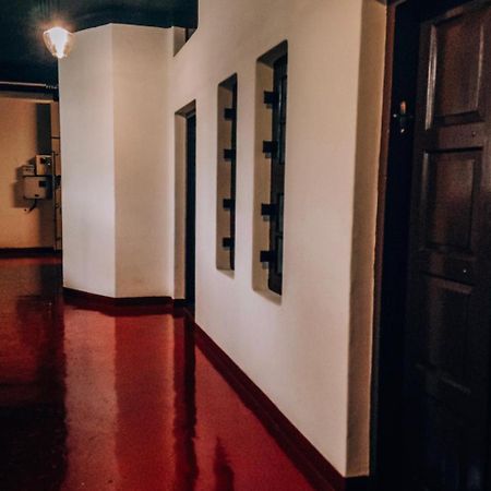 The Metro Pod - Backpackers A/C Dormitory Kochi Extérieur photo