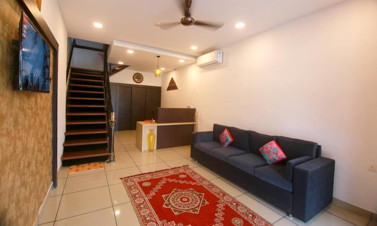 The Metro Pod - Backpackers A/C Dormitory Kochi Extérieur photo