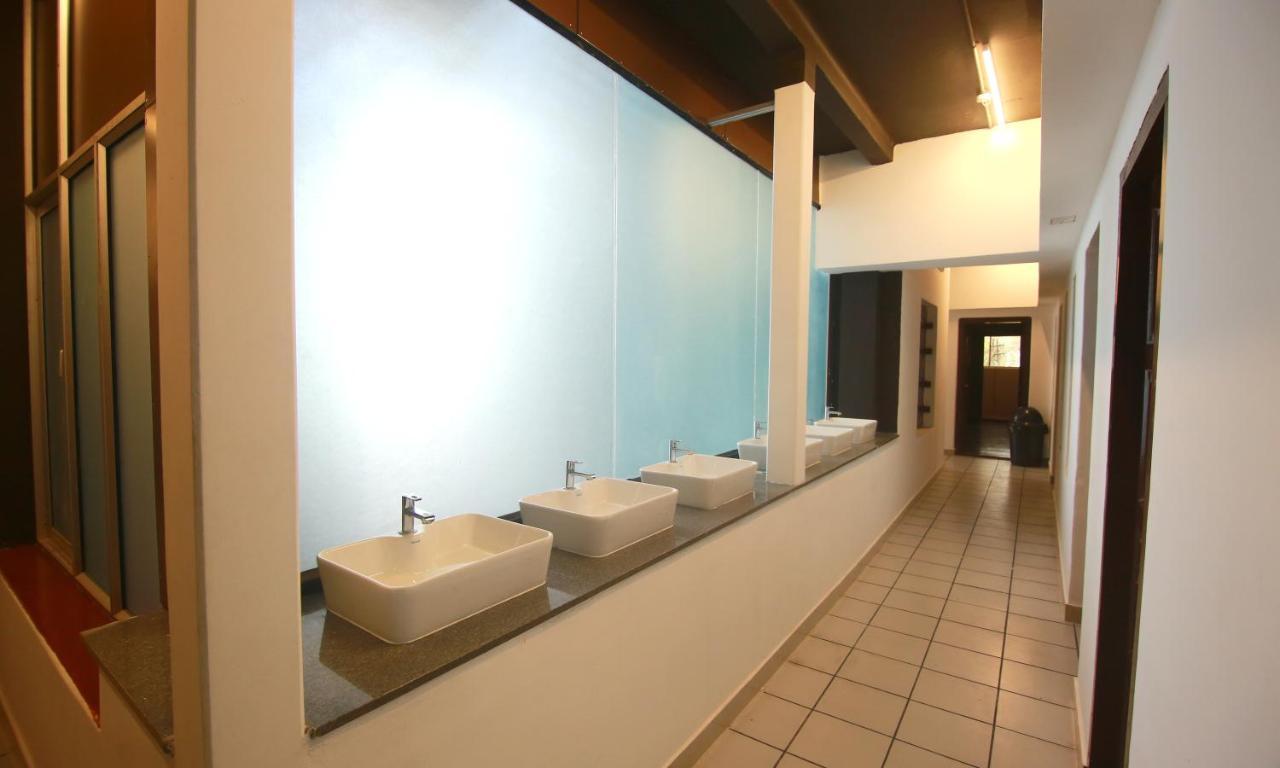 The Metro Pod - Backpackers A/C Dormitory Kochi Extérieur photo