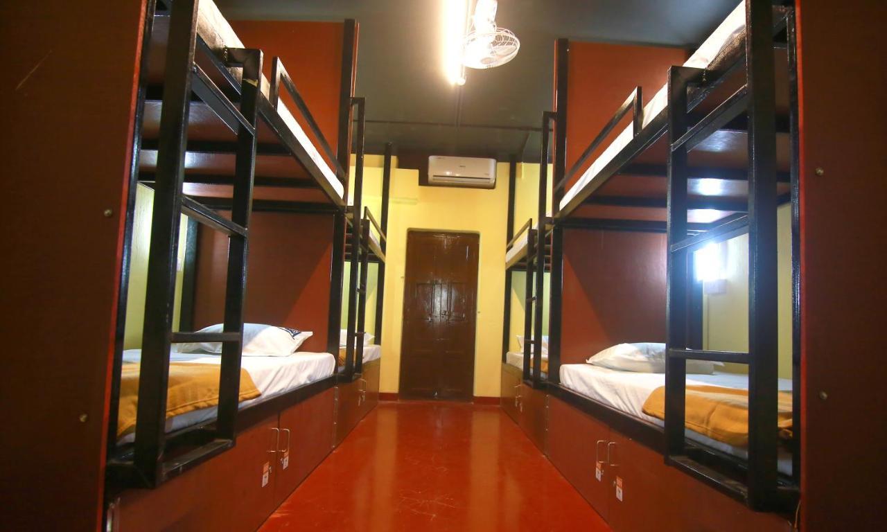 The Metro Pod - Backpackers A/C Dormitory Kochi Extérieur photo