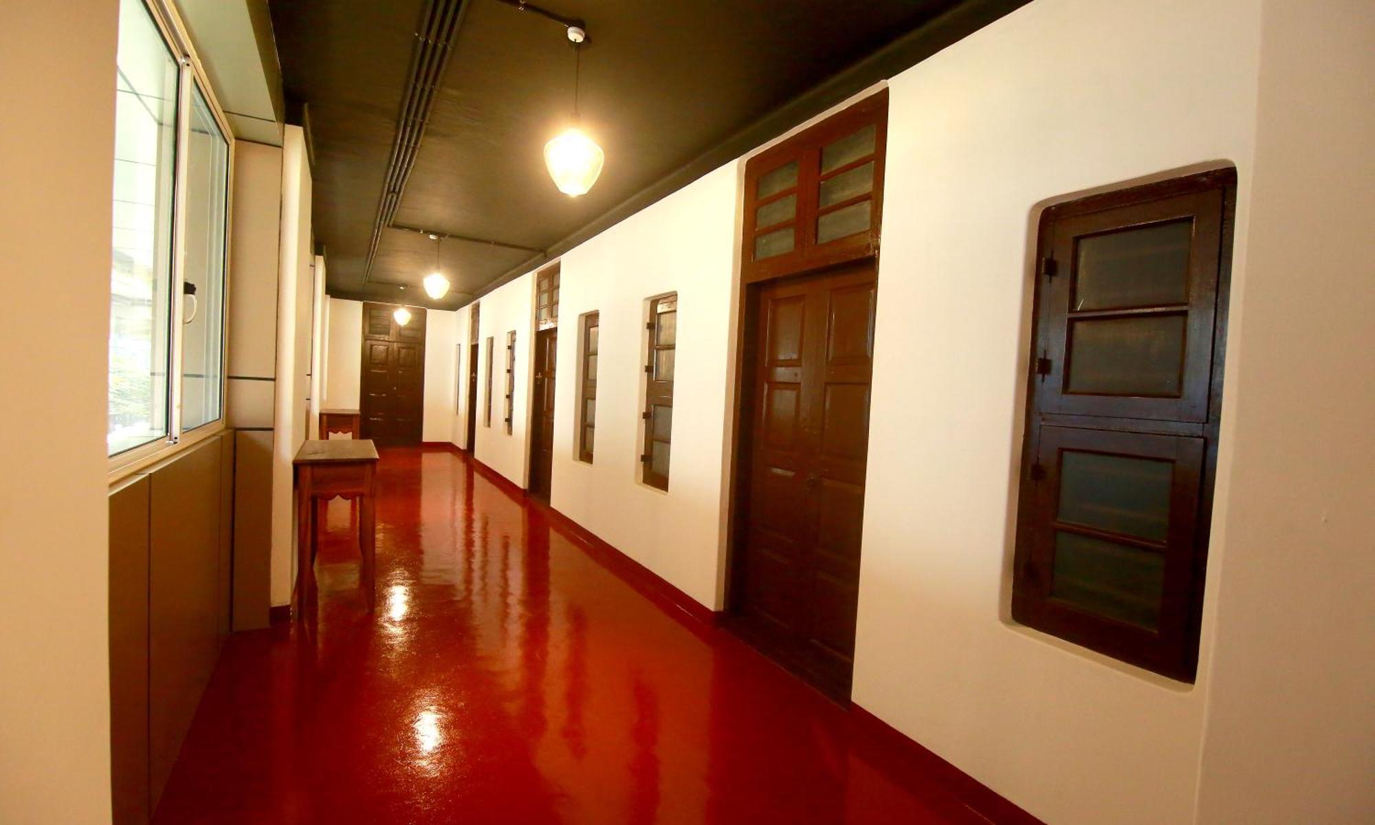The Metro Pod - Backpackers A/C Dormitory Kochi Extérieur photo