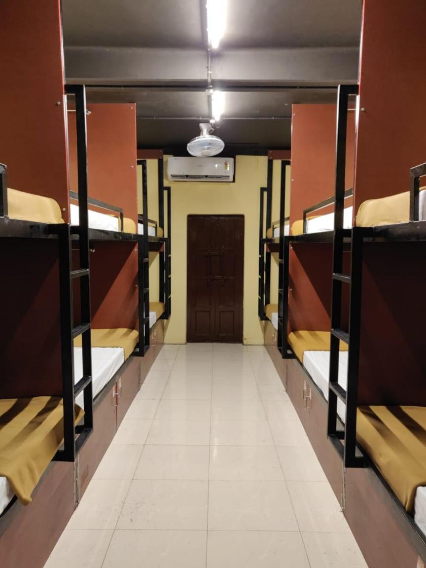 The Metro Pod - Backpackers A/C Dormitory Kochi Extérieur photo