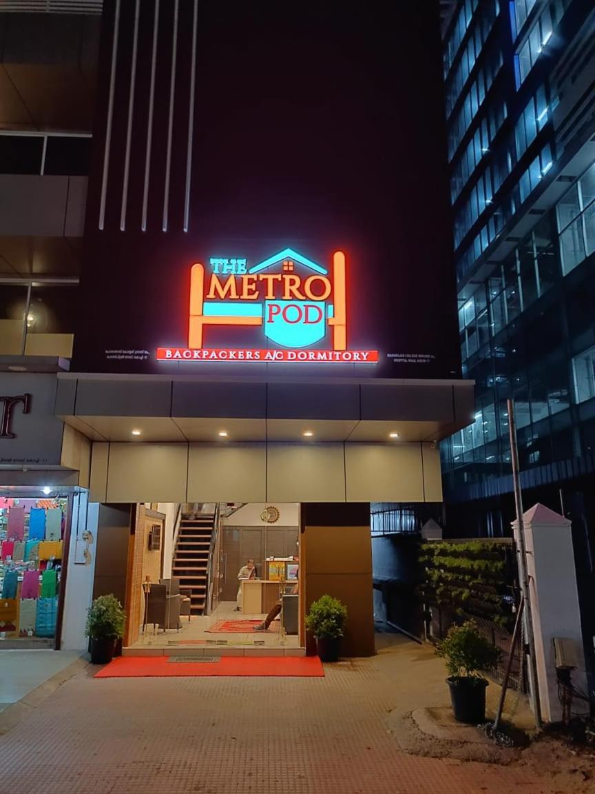 The Metro Pod - Backpackers A/C Dormitory Kochi Extérieur photo